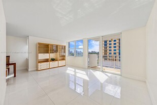 430 Golden Isles Dr in Hallandale Beach, FL - Building Photo
