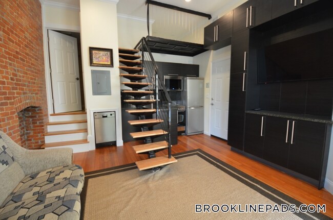 1689 Beacon St in Brookline, MA - Building Photo - Building Photo