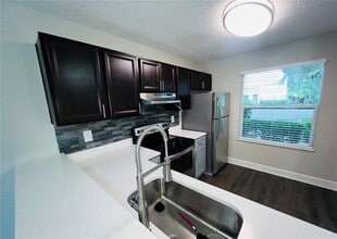 2556 Woodgate Blvd in Orlando, FL - Building Photo - Building Photo