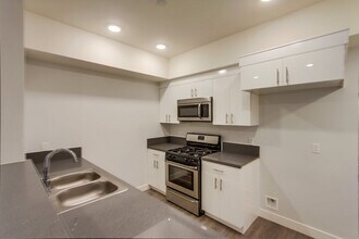 Glenoaks Villas at Sylmar in Sylmar, CA - Foto de edificio - Building Photo