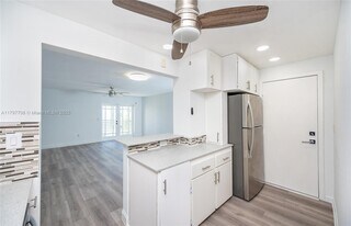 301 Sunrise Dr in Key Biscayne, FL - Building Photo