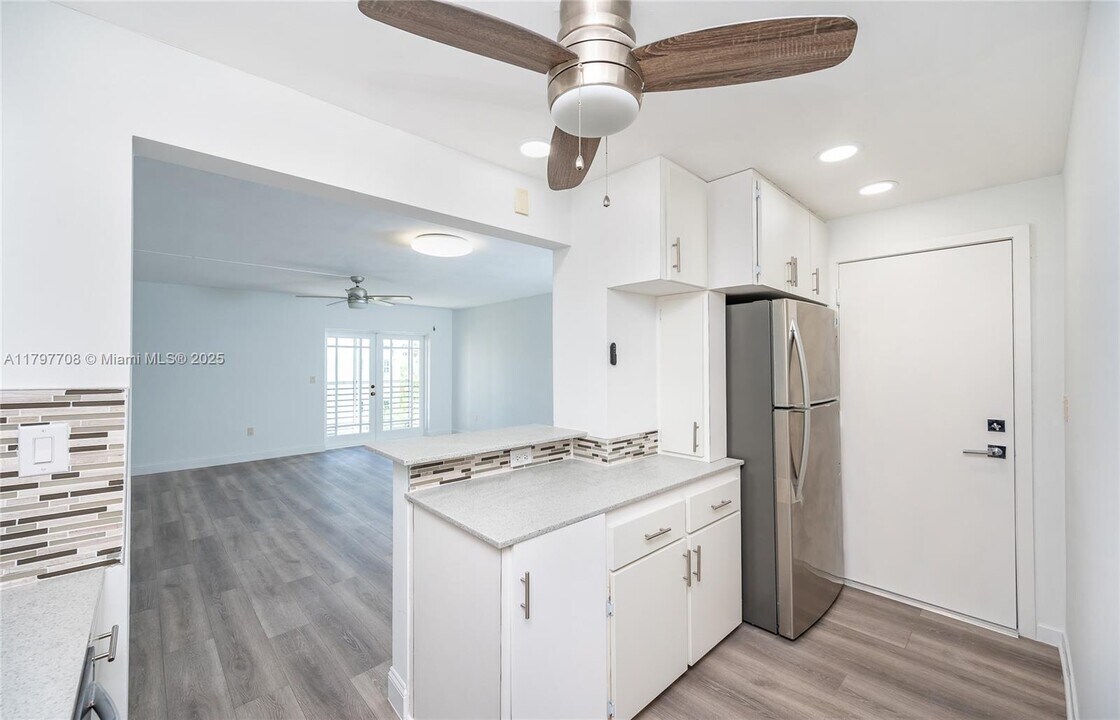 301 Sunrise Dr in Key Biscayne, FL - Building Photo