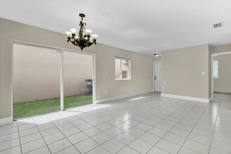 16214 SW 137th Ct in Miami, FL - Foto de edificio - Building Photo
