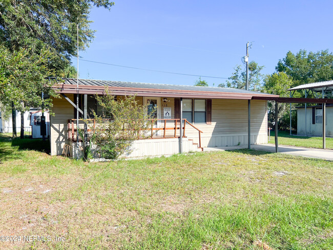 110 Cypress St in Crescent City, FL - Foto de edificio - Building Photo