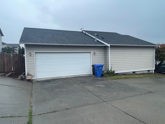 1043 NE Cordero Pl in Oak Harbor, WA - Building Photo - Building Photo