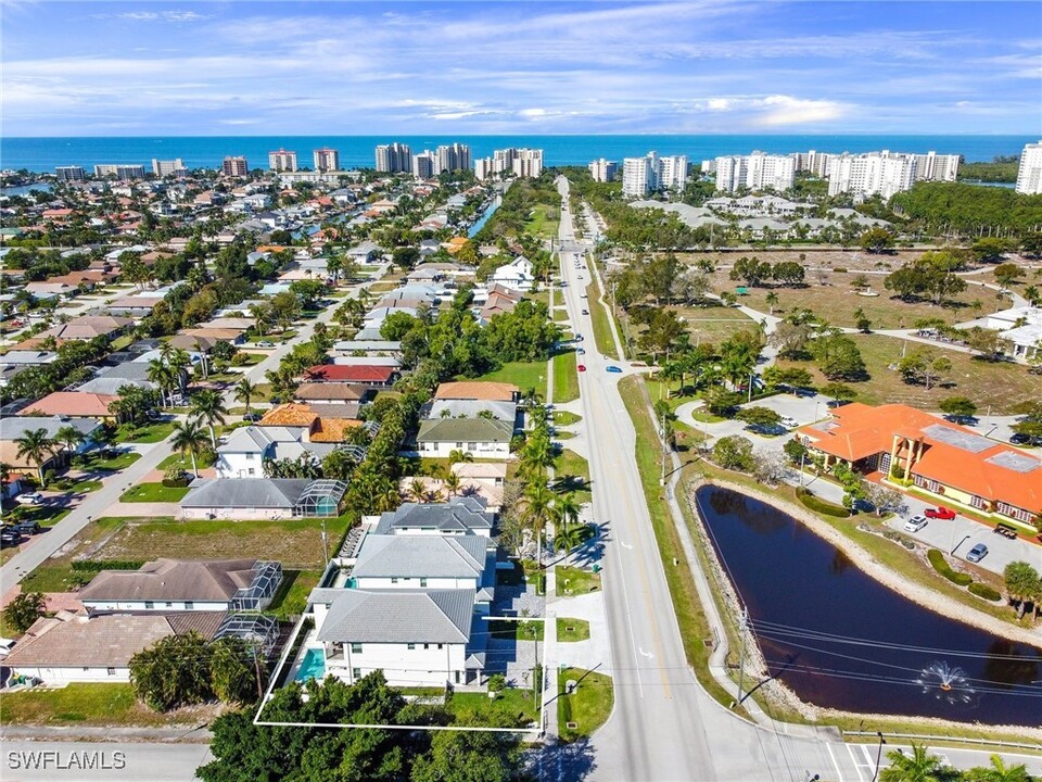 596 111th Ave N in Naples, FL - Building Photo