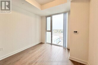 5858 Yonge St in Toronto, ON - Building Photo - Building Photo