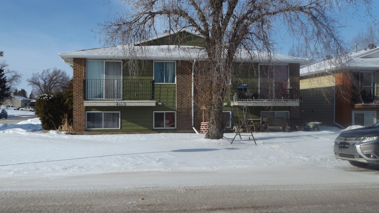 4603 47 Av in Innisfail, AB - Building Photo