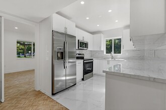 2500 Sunset Dr in Miami Beach, FL - Building Photo - Building Photo