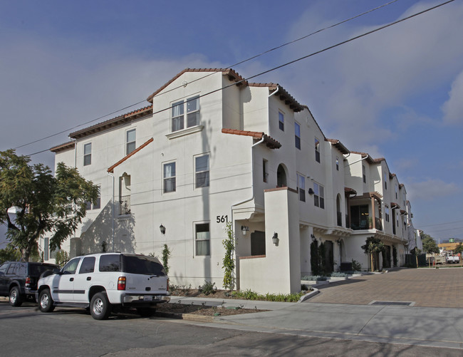 535-561 Montecito St in Santa Barbara, CA - Foto de edificio - Building Photo