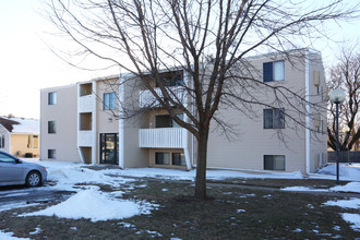 East Park Apartments in Indianola, IA - Building Photo - Building Photo