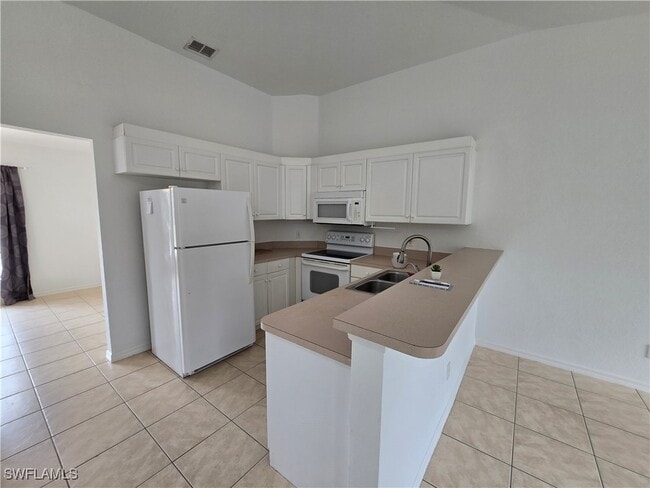 481 10th Ave NW in Naples, FL - Building Photo - Building Photo