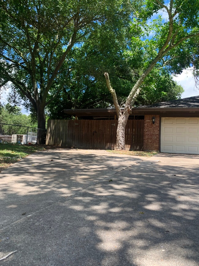 502 Dundee St in Victoria, TX - Building Photo - Building Photo