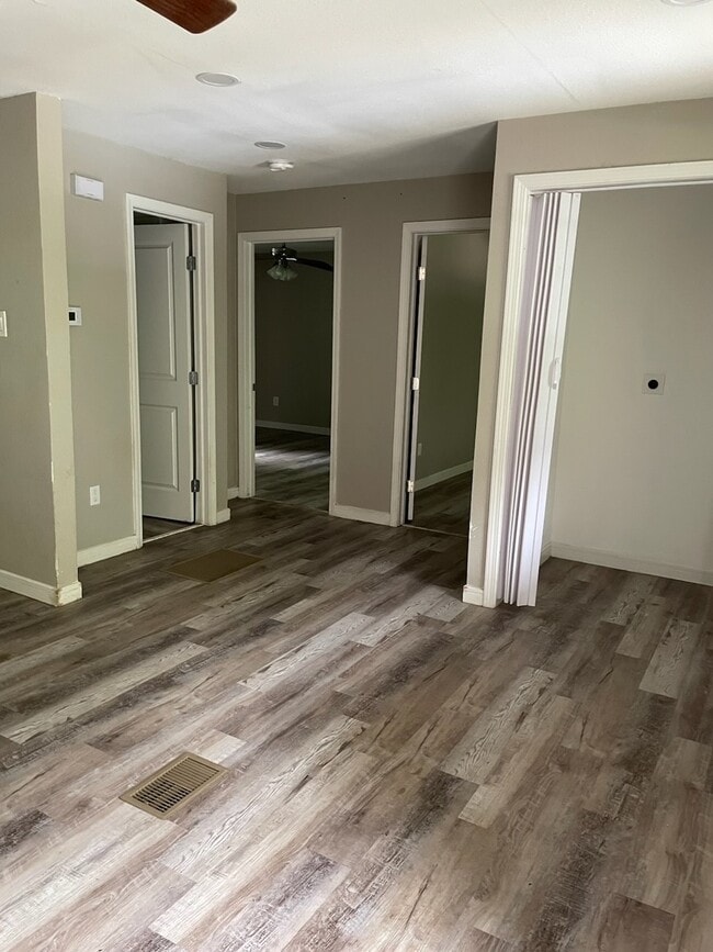 5105 Patricia Ln in Bacliff, TX - Building Photo - Building Photo