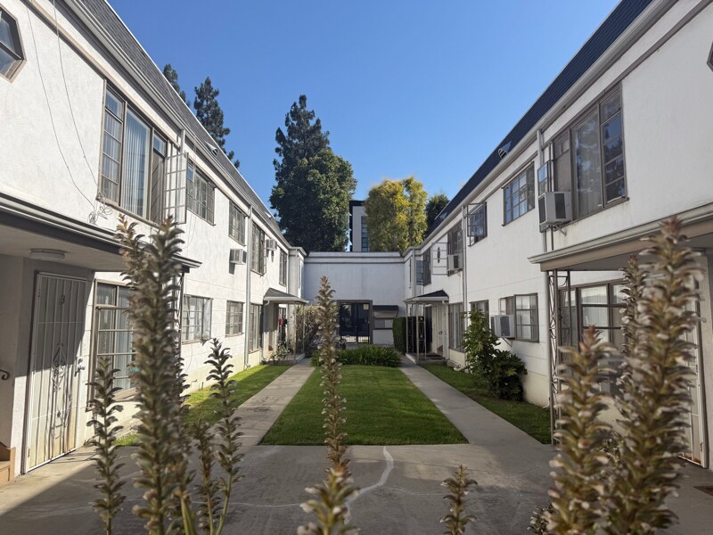 10970 Bluffside Dr in Los Angeles, CA - Building Photo