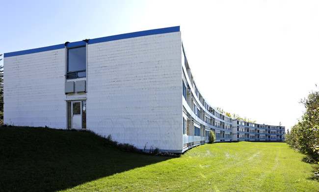 Suncourt Place in Calgary, AB - Building Photo - Building Photo