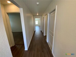 212 Hemp Hl in Jarrell, TX - Foto de edificio - Building Photo