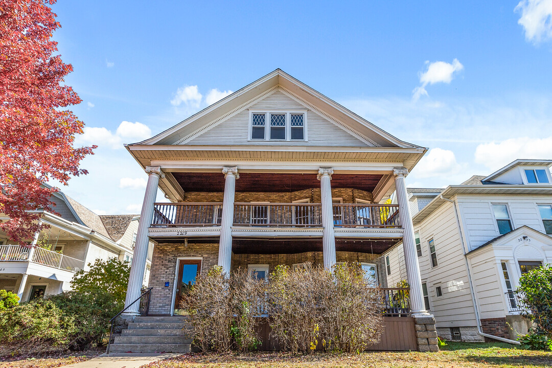 2205 Pleasant Ave S in Minneapolis, MN - Building Photo