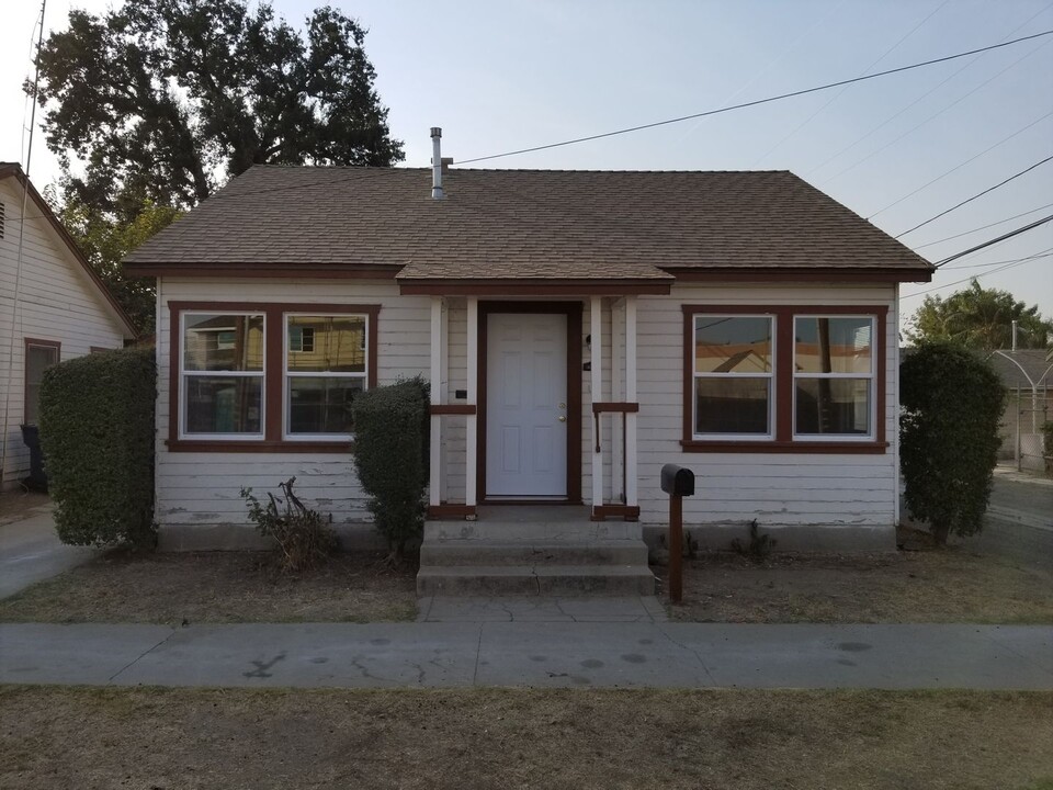 327-333 E San Joaquin Ave in Tulare, CA - Foto de edificio