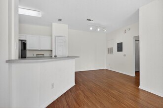 13703 Richmond Park Dr N in Jacksonville, FL - Foto de edificio - Building Photo