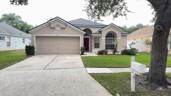 8517 Fawn Creek Dr in Tampa, FL - Building Photo
