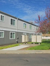 Monarch Apartments in Lebanon, OR - Building Photo - Building Photo