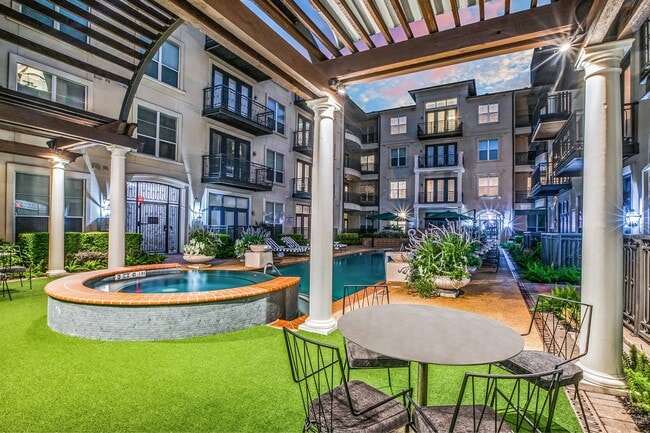 La Maison River Oaks in Houston, TX - Foto de edificio - Building Photo