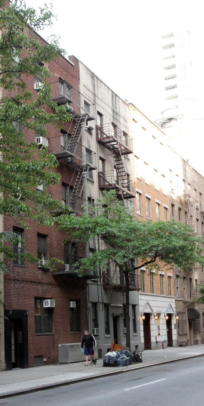 338 East 53 Street in New York, NY - Foto de edificio - Building Photo
