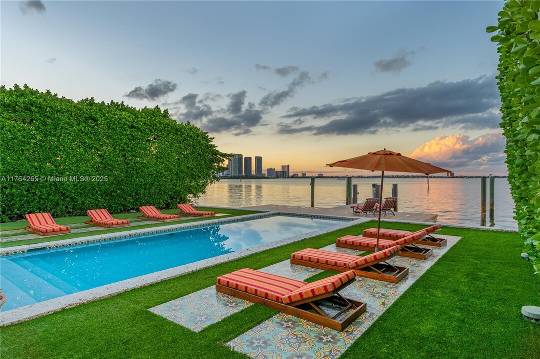 1277 N Venetian Way in Miami Beach, FL - Building Photo