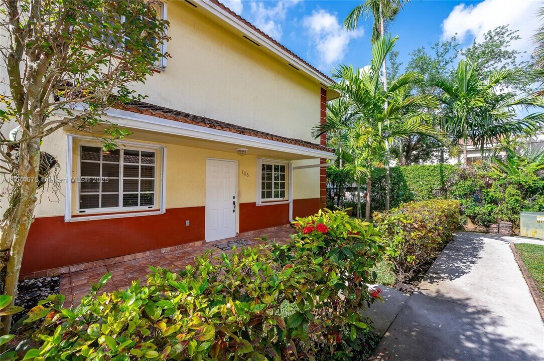 6768 NW 182nd St in Hialeah, FL - Building Photo