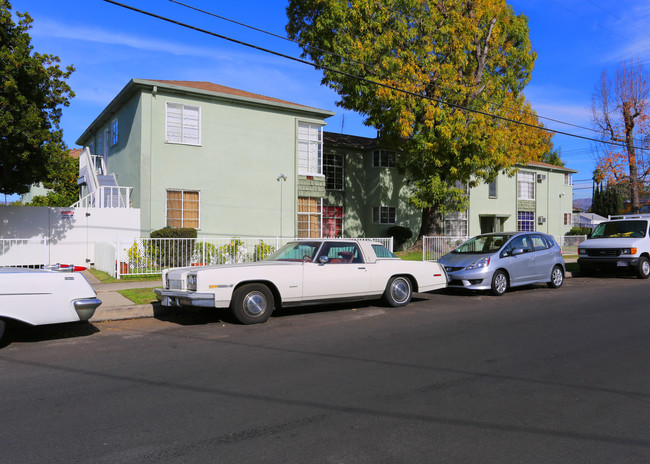 Whitsett Garden Apartments in Valley Village, CA - Foto de edificio - Building Photo