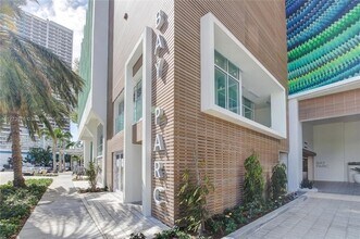 1756 N Bayshore Dr, Unit 36G in Miami, FL - Building Photo - Building Photo