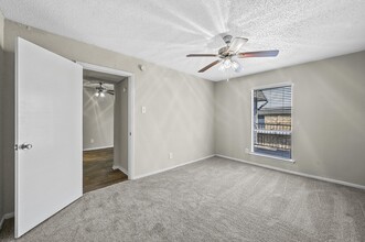 Finley Square Apartments in Irving, TX - Building Photo - Building Photo