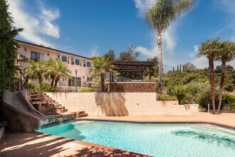 1600 Royal Blvd in Glendale, CA - Building Photo - Building Photo