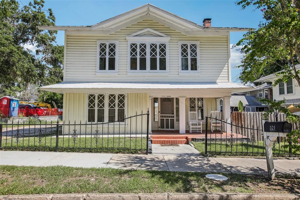 321 E Orange St in Tarpon Springs, FL - Foto de edificio