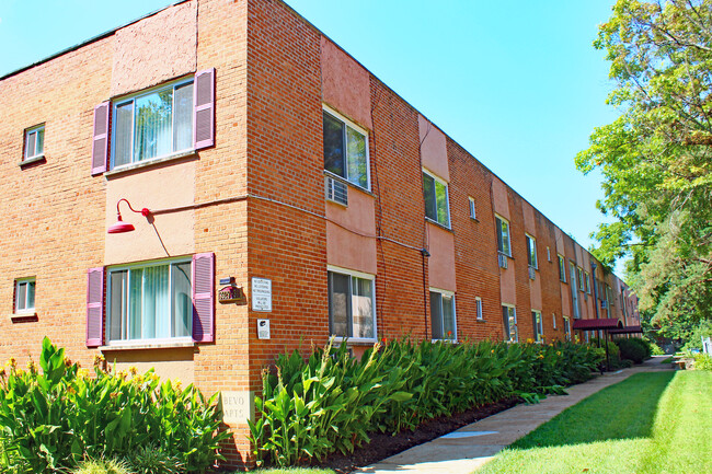 Bevo Apartments in St. Louis, MO - Foto de edificio - Building Photo