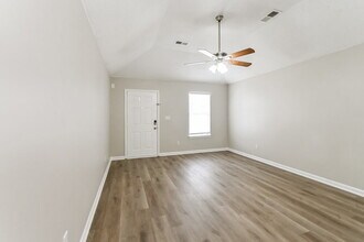 7045 Kings Crown Dr in Memphis, TN - Foto de edificio - Building Photo