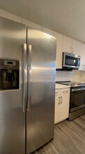 187 N Westshore Dr in Chicago, IL - Building Photo - Building Photo
