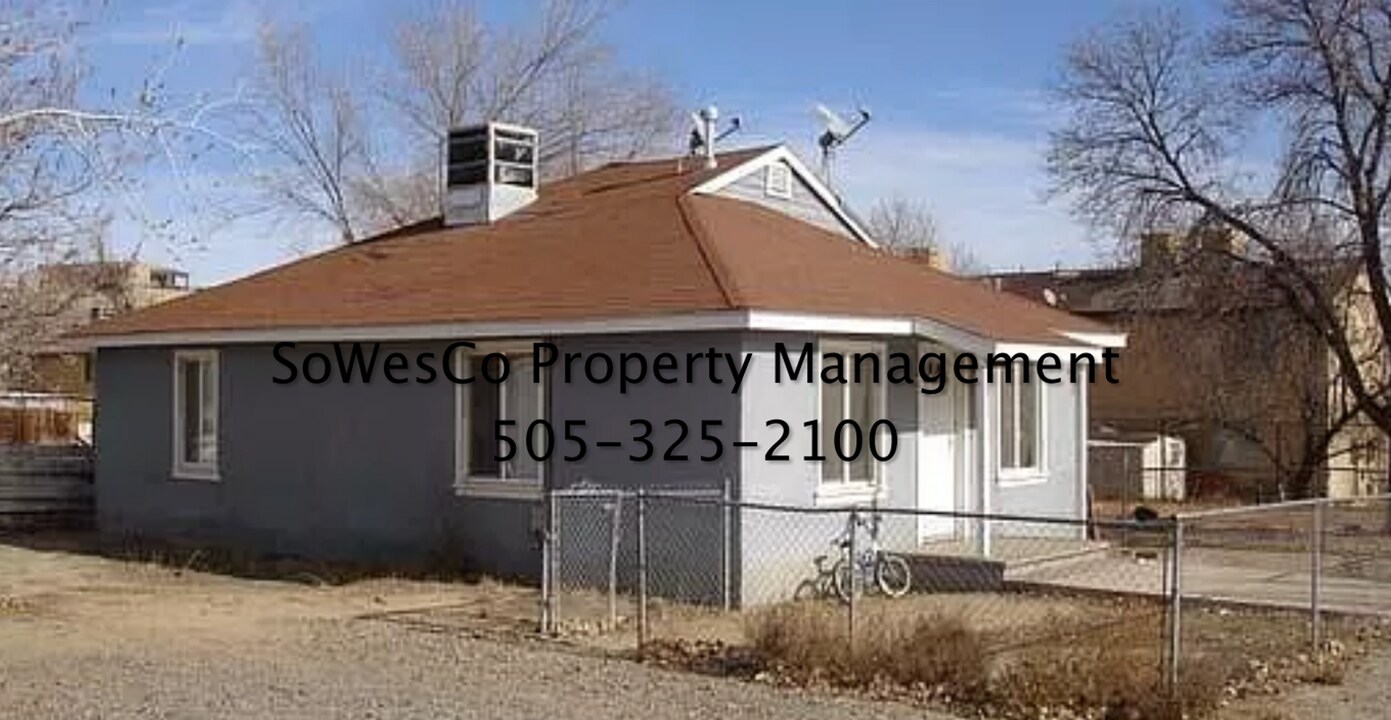 2408 1/2 N Hutton Ave in Farmington, NM - Building Photo