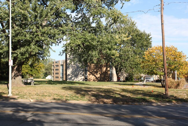 Plaza I in Kansas City, MO - Foto de edificio - Building Photo