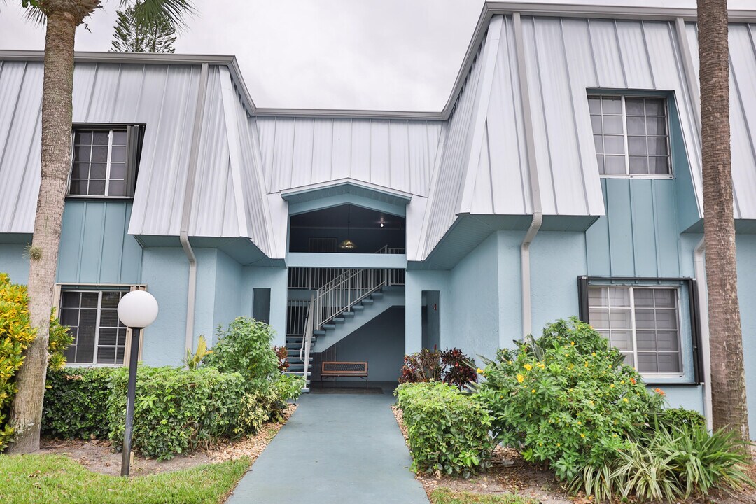 950 S Kanner Hwy in Stuart, FL - Building Photo