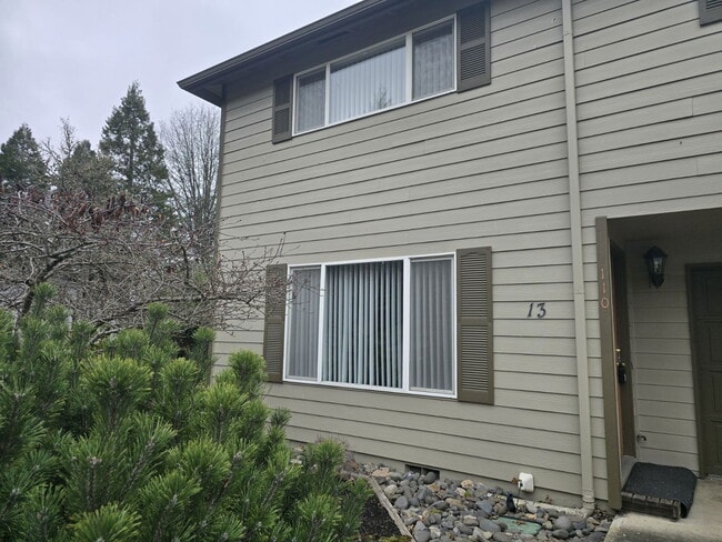 110 NE Atkinson Ct in Roseburg, OR - Building Photo - Building Photo