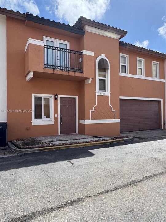 5988 SW 8th St in West Miami, FL - Building Photo