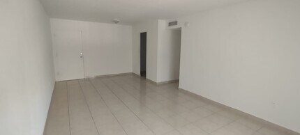 666 W 81st St in Hialeah, FL - Building Photo - Building Photo
