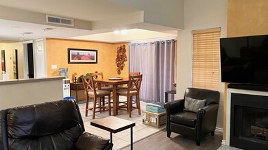 1211 N Miller Rd, Unit Furnished Free Utilities in Scottsdale, AZ - Foto de edificio - Building Photo