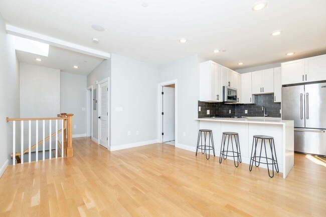 53 Lexington St, Unit #3