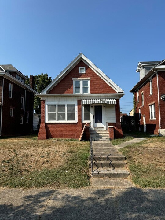 2562 Collis Ave in Huntington, WV - Building Photo