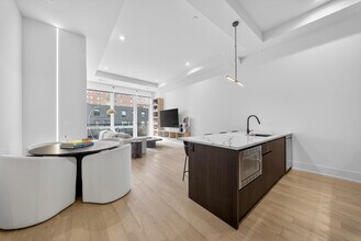 318 W Grand Ave in Chicago, IL - Foto de edificio - Building Photo