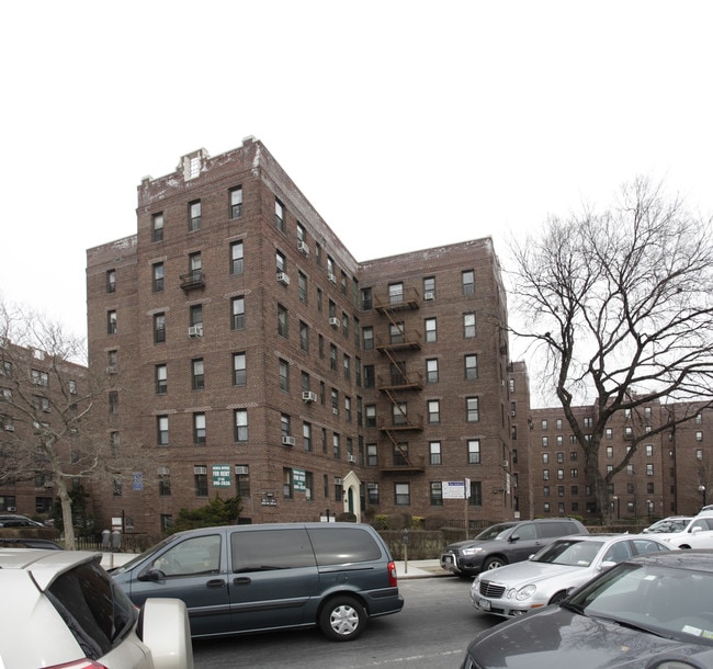 9809 Queens Blvd in Flushing, NY - Foto de edificio - Building Photo