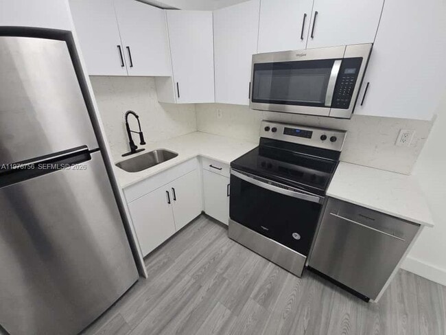 8101 Crespi Blvd in Miami Beach, FL - Building Photo - Building Photo